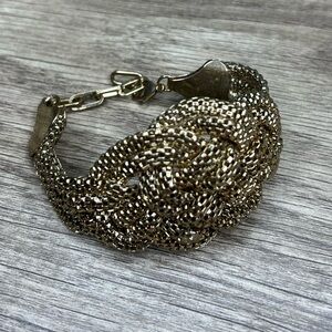 Braided chunky gold bracelet. Clio clasp. Adjustable.